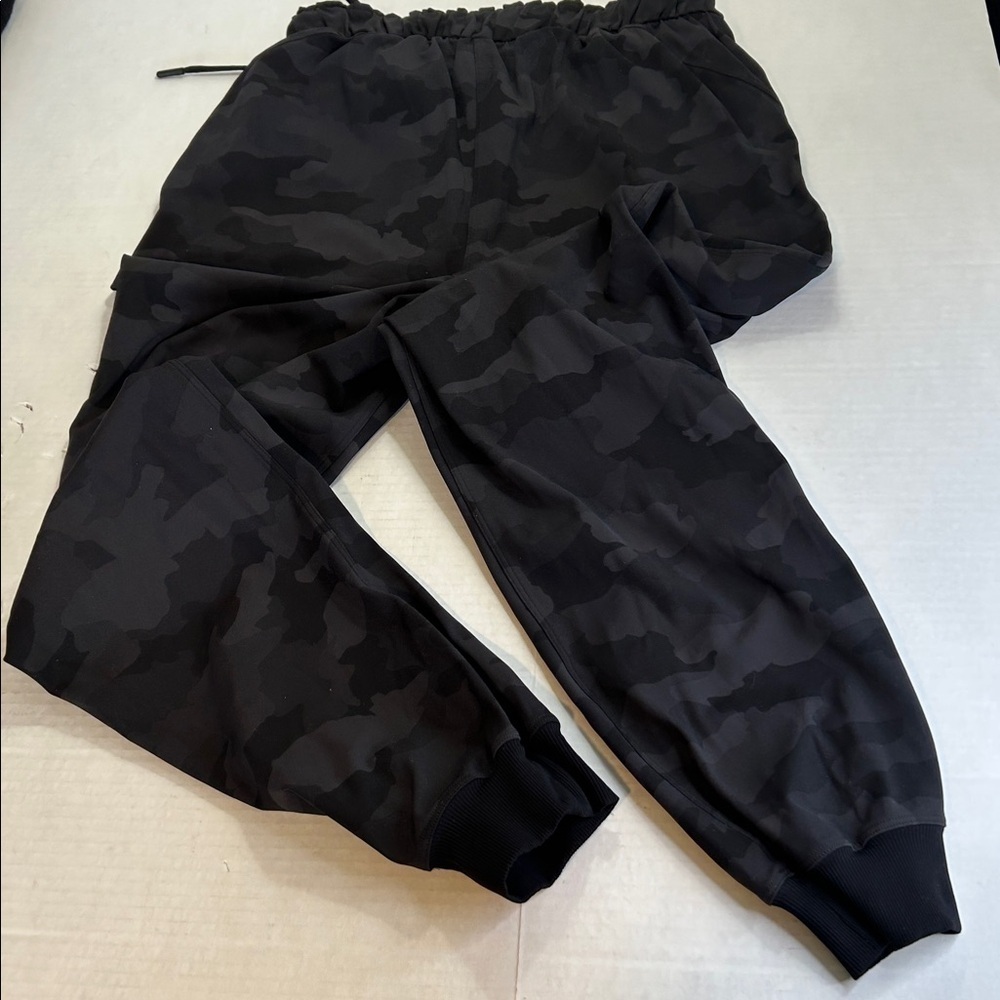 LULULEMON ATHLETIC JOGGER STRETCH HIGH RISE IN HERITAGE CAMO PANTS SZ 6 - Picture 5 of 11